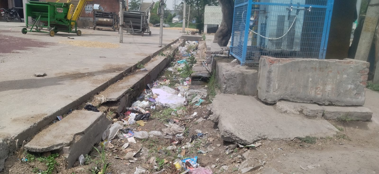 कुरुक्षेत्र। थानेसर नई अनाजमंडी में साफ-सफाई करते कर्मी। संवाद कुरुक्षेत्र। थानेसर नई अनाजमंडी में साफ-सफाई करते कर्मी। संवाद