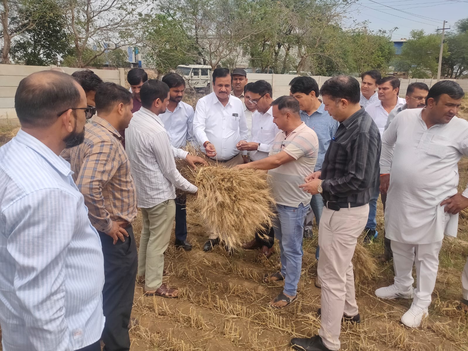 किसानों से बातचीत करते विधायक डॉ. कृष्ण कुमार। संवाद किसानों से बातचीत करते विधायक डॉ. कृष्ण कुमार। संवाद