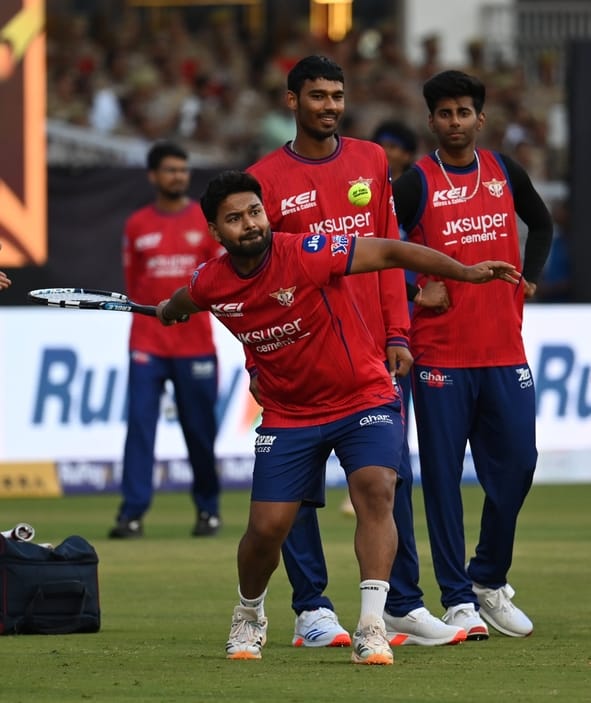 मंगलवार को इकाना स्टेडियम में अभ्यास सत्र के दौरान एलएसजी के खिलाड़ी। 