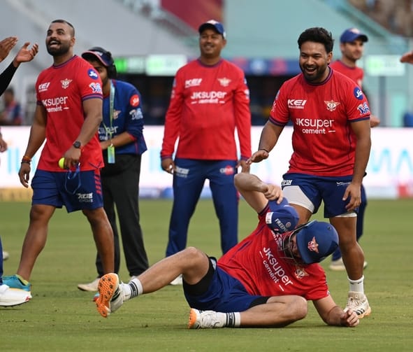 मंगलवार को इकाना स्टेडियम में अभ्यास सत्र के दौरान एलएसजी के खिलाड़ी। 