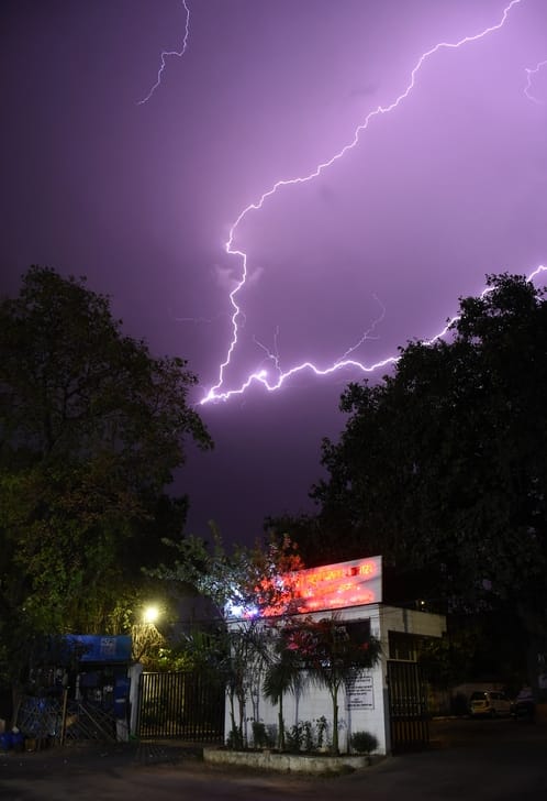 मंगलवार की रात एक बजे तेज हवाओं के बीच चमकती बिजली। मंगलवार की रात एक बजे तेज हवाओं के बीच चमकती बिजली।