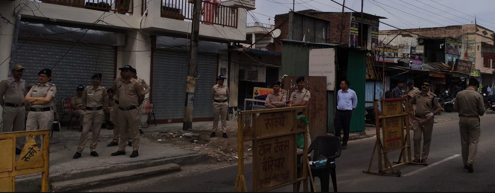 मैहतपुर से बसे बंद के चलते पैदल  सामान उठा कर जाते यात्री।संवाद