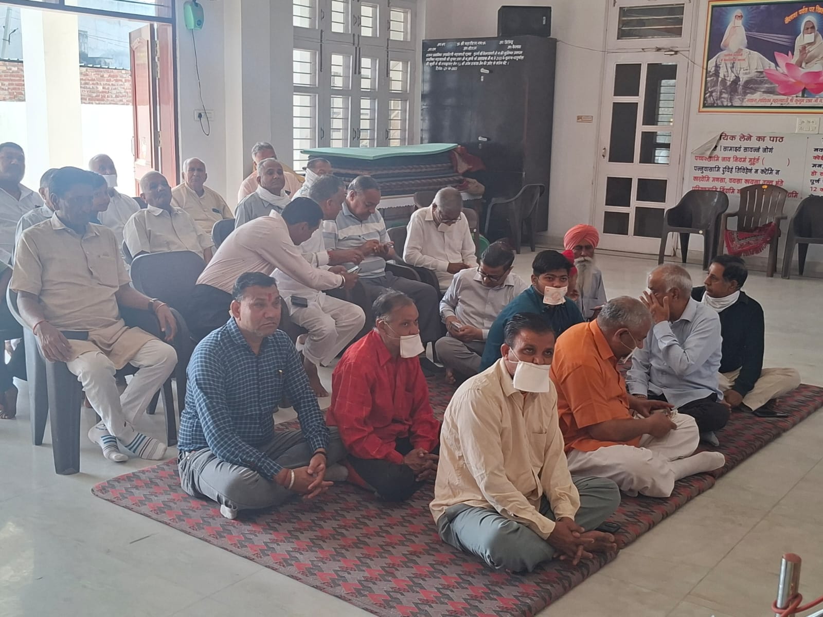 मुलाना के जैन स्थानक में प्रवचन करते संत। संवाद