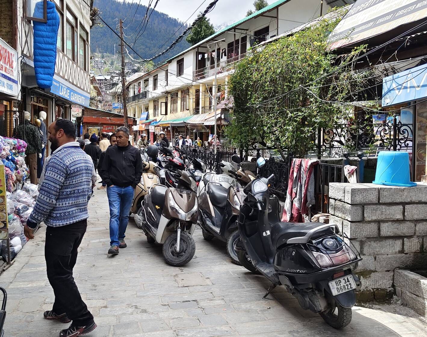 मनाली में सियाली महादेव मार्किट की गली में खडे दो पहिया वाहन। संवाद मनाली में सियाली महादेव मार्किट की गली में खडे दो पहिया वाहन। संवाद