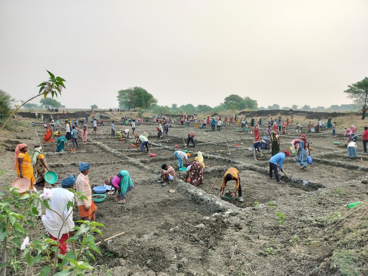 मनरेगा के तहत काम करते ग्रामीण