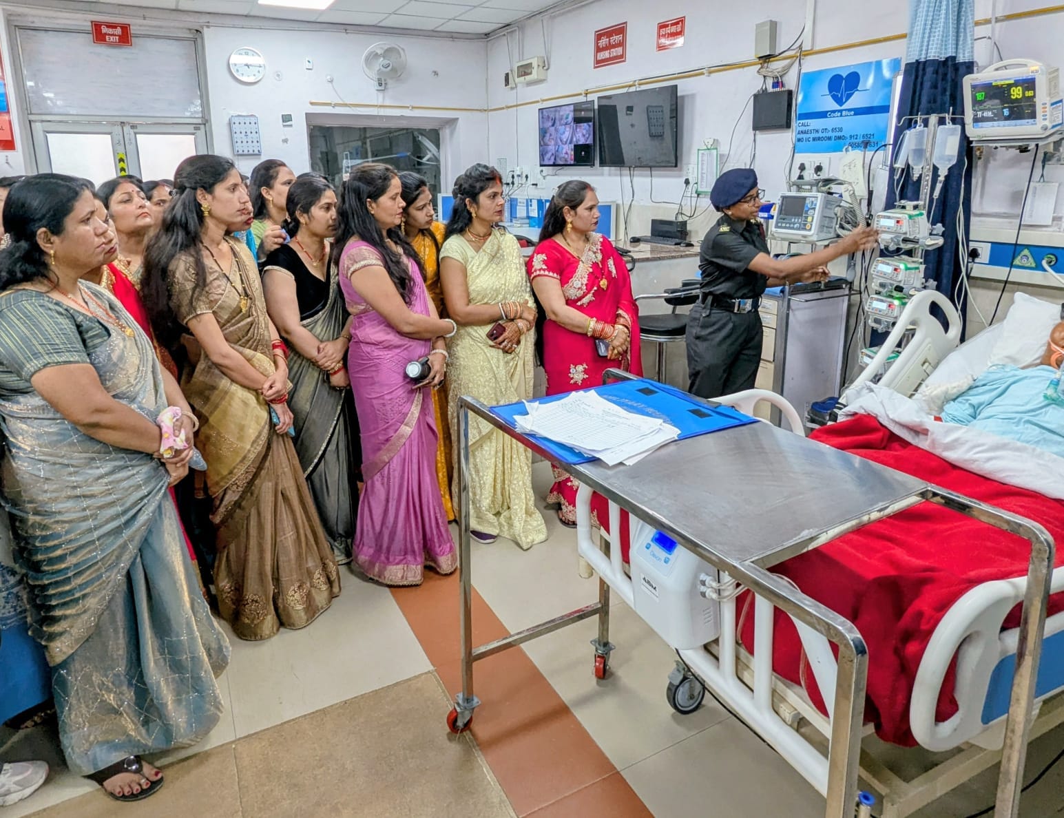 मेरठ छावनी स्थित मिलिट्री हॉस्पिटल में 'अपनी एएमसी को जानें' कार्यक्रम के अंतर्गत जीवन बचाने की