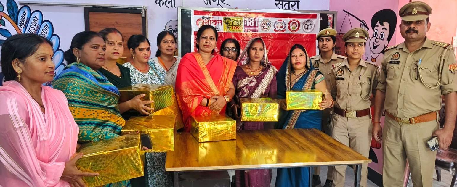 पुलिस लाइन में दामिनी पहल कार्यक्रम में उपस्थित सम्मानित हुईं महिलाएं व अधिकारी और विधायक। स्