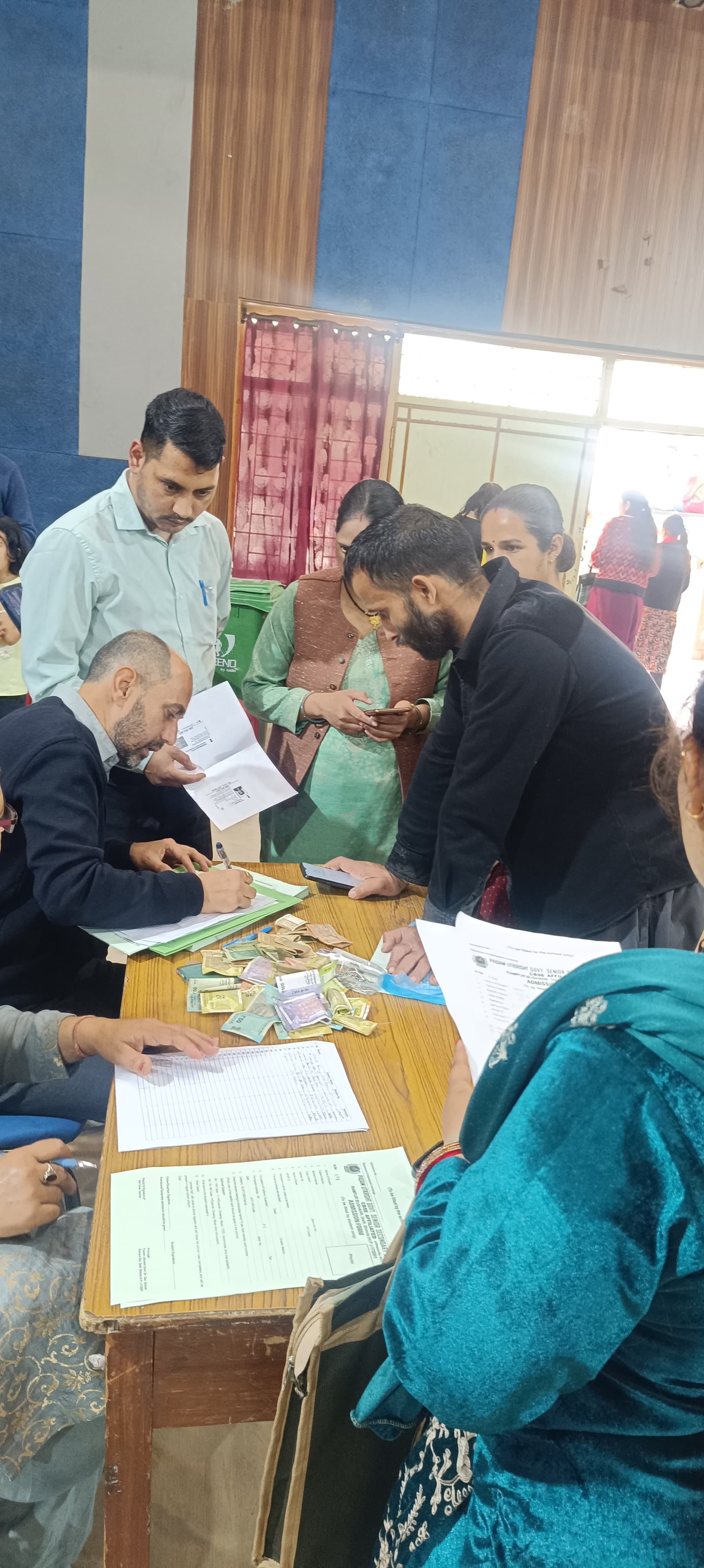 पदम स्कूल रामपुर में दाखिले के लिए फॉर्म लेते अभिभावक: संवाद