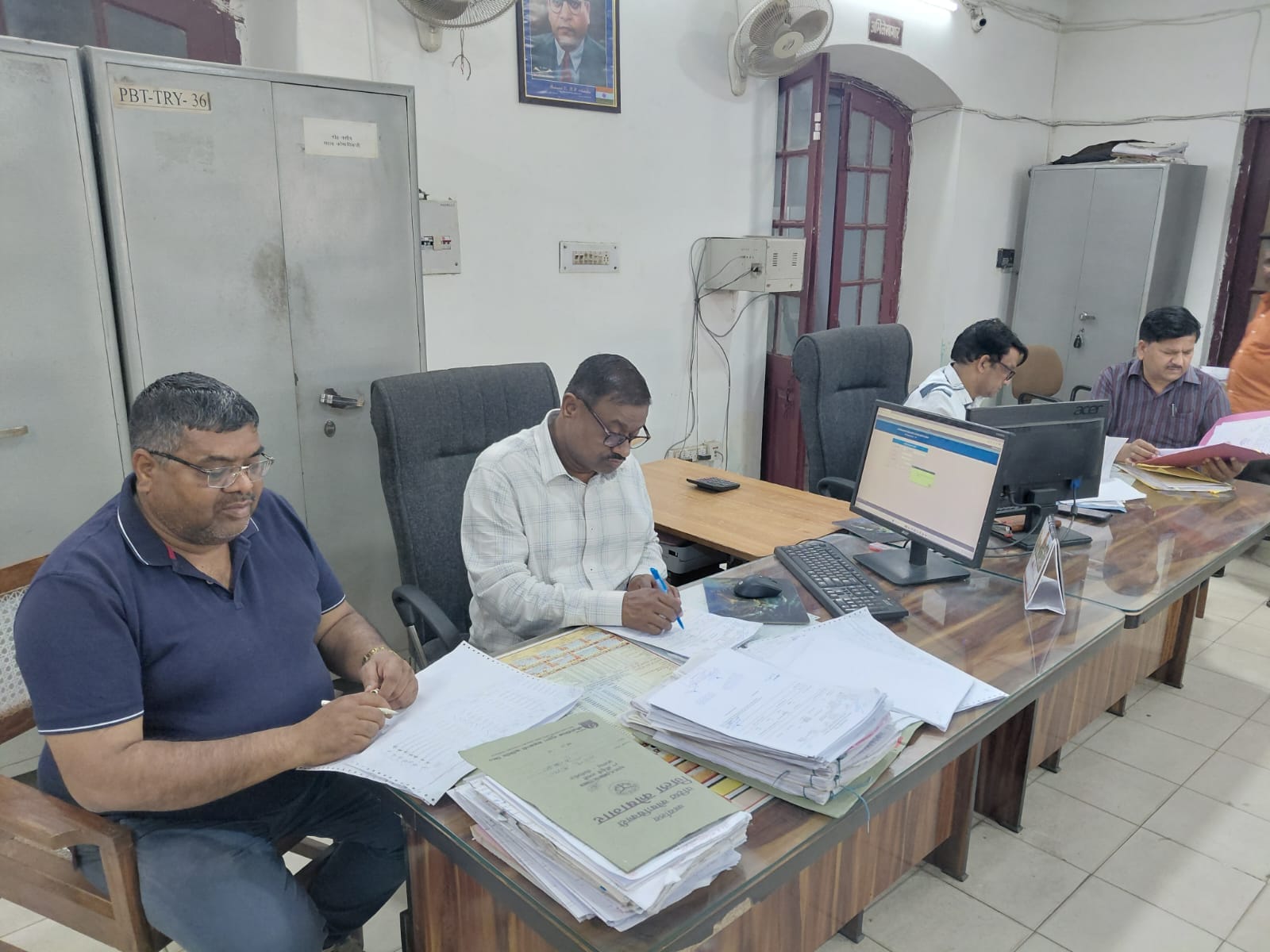 रजिस्ट्री कार्यालय में मौजूद लोग। संवाद