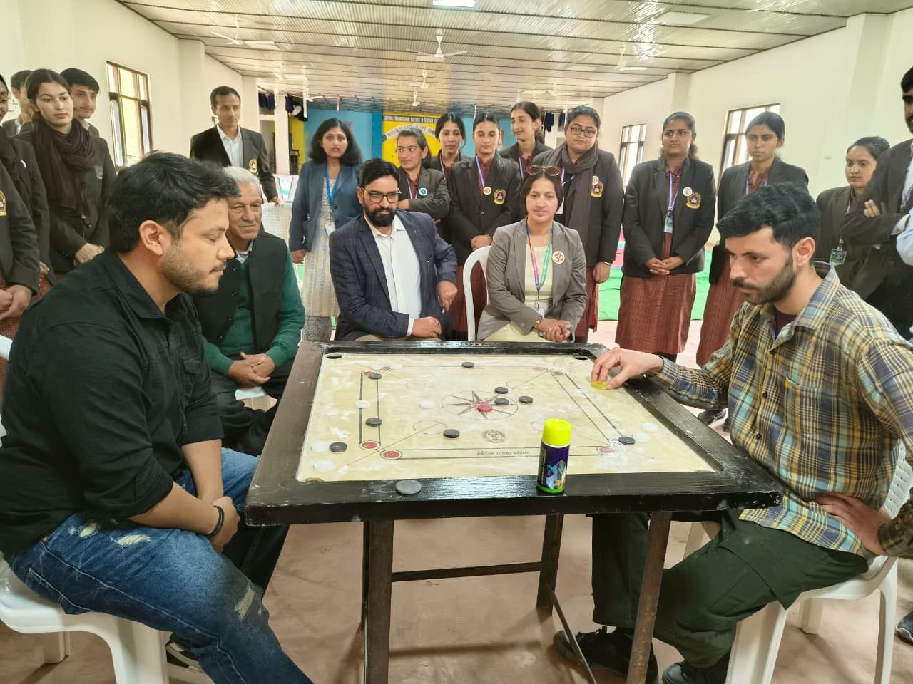 सर्वपल्ली बीएड एमएड कॉलेज नोगली में वॉलीबाल प्रतियोगिता में भाग लेते प्रशिक्षु। स्रोत : संस्थान