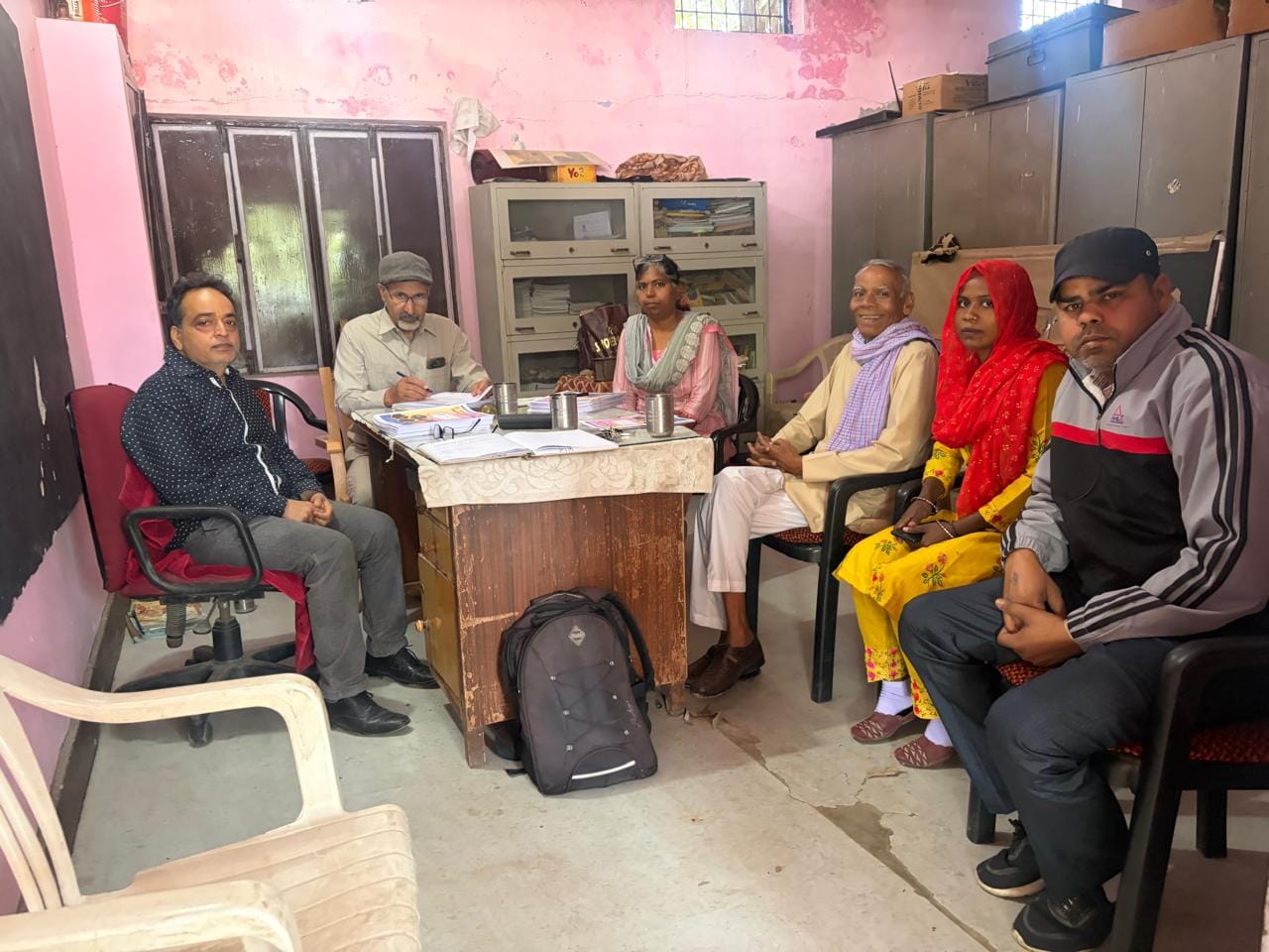 शैक्षणिक सत्र के दौरान बच्चों को स्कूल में तिलक लगाकर सम्मानित करते अध्यापक। संवाद शैक्षणिक सत्र के दौरान बच्चों को स्कूल में तिलक लगाकर सम्मानित करते अध्यापक। संवाद