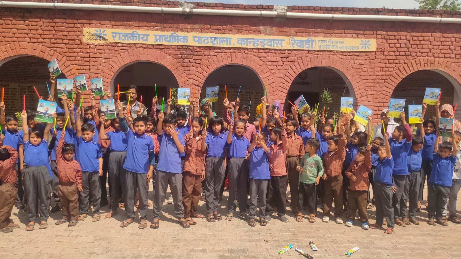 शैक्षणिक सत्र के दौरान बच्चों को स्कूल में तिलक लगाकर सम्मानित करते अध्यापक। संवाद शैक्षणिक सत्र के दौरान बच्चों को स्कूल में तिलक लगाकर सम्मानित करते अध्यापक। संवाद