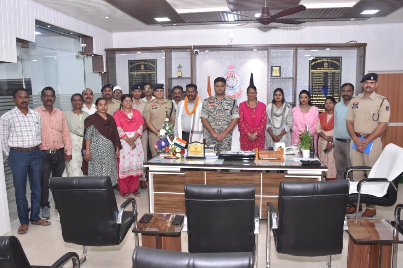 श्री कोमरे का सम्मान करते बस्तर एसपी