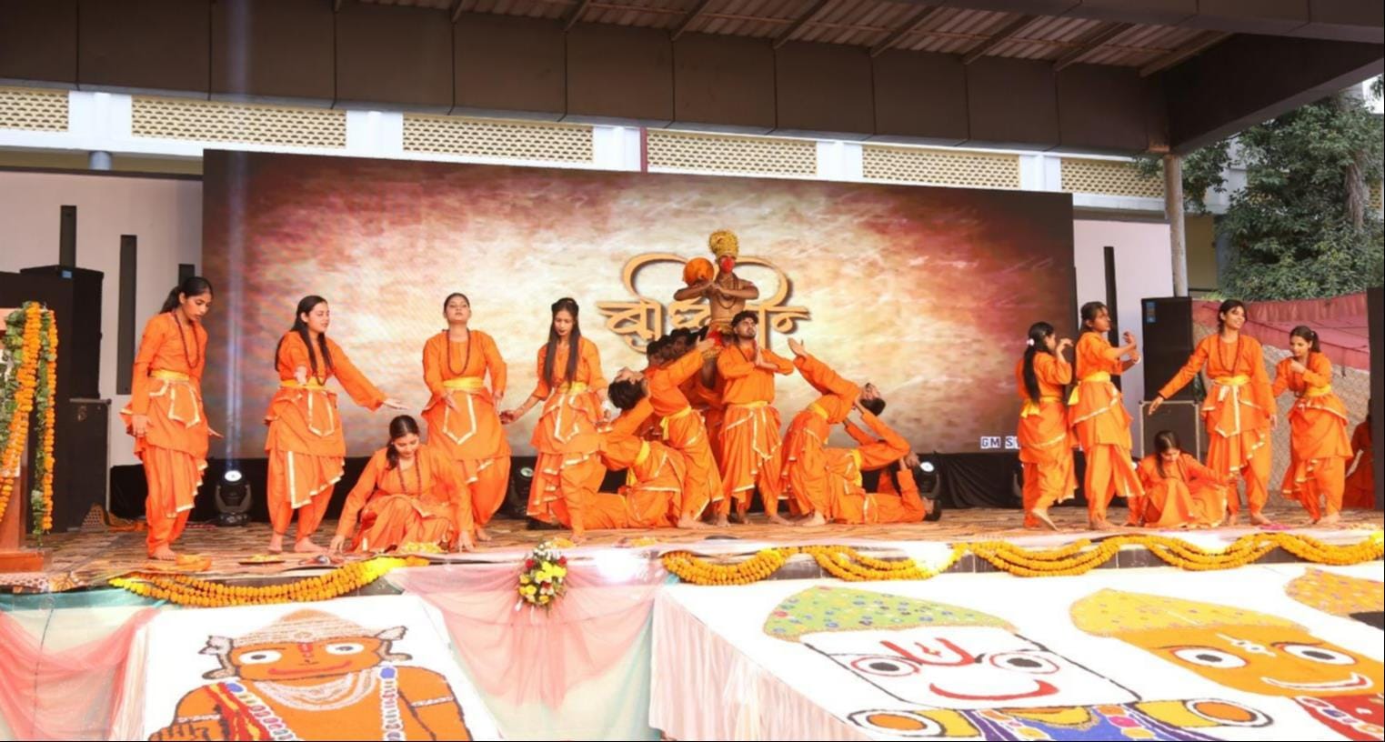 दशावतार प्रस्तुति में गीता का उपदेश कथा प्रसंग प्रस्तुत करते विद्यार्थी। संवाद