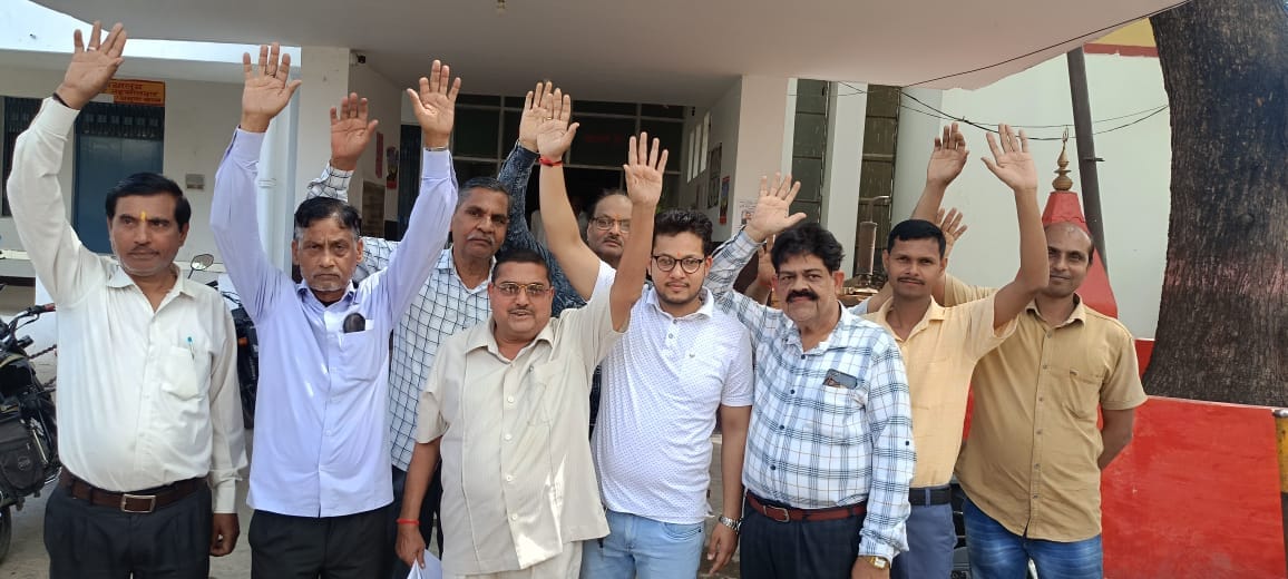 उद्योग व्यापार प्रतिनिधि मंडल के बैनर तले स्मार्ट मीटर का विरोध जताते व्यापारी। स्रोत सोशल मीड