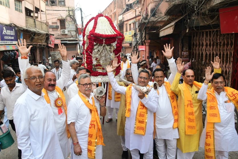 वाराणसी में महावीर जयंती मंगलवार को बुलानाला के जैन भवन से निकाली गई शोभा यात्रा से शामिल श्रद् वाराणसी में महावीर जयंती मंगलवार को बुलानाला के जैन भवन से निकाली गई शोभा यात्रा से शामिल श्रद्