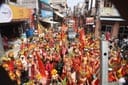 02jjrp20- श्री सालासर बालाजी धाम गोगा मेड़ी रेवाड़ी रोड पर आयोजित हवन यज्ञ में आहुति डालते श्रद