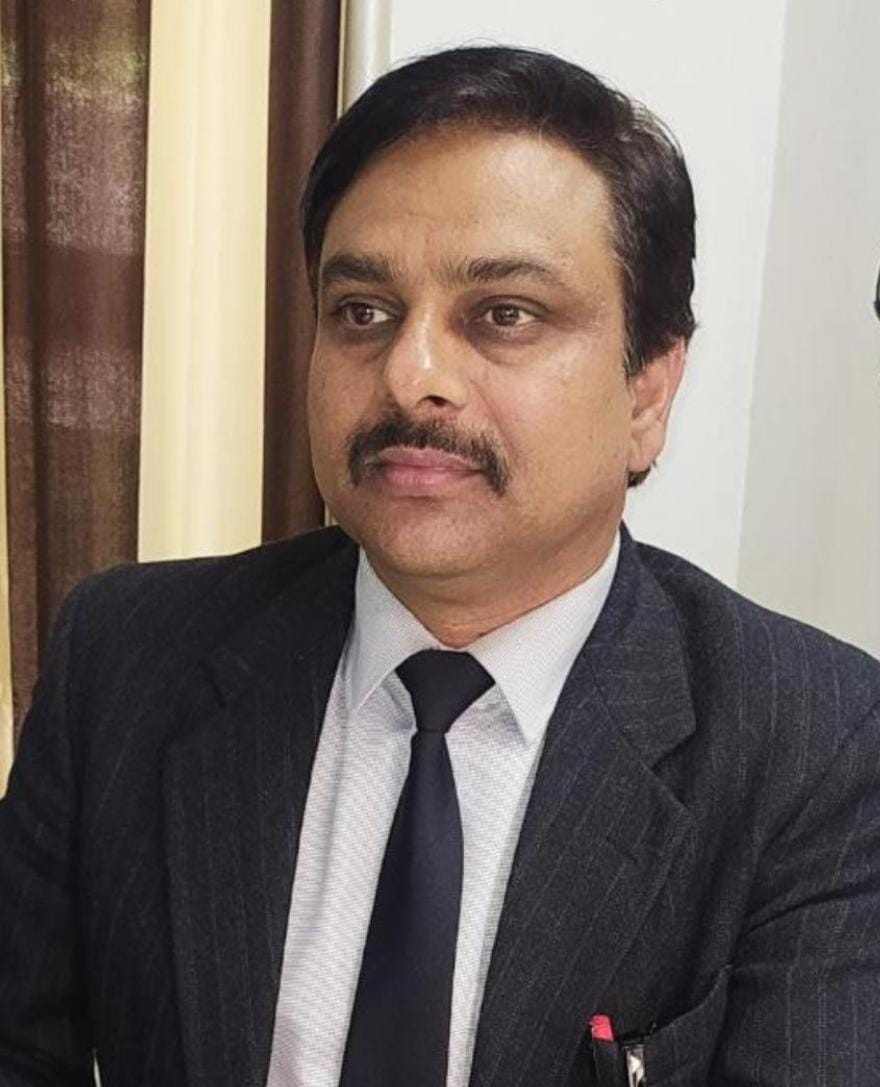 16-रोहतक के डीएलएफ कॉलोनी में एक दुकान पर ड्रेस खरीदते अभिभावक। संवाद