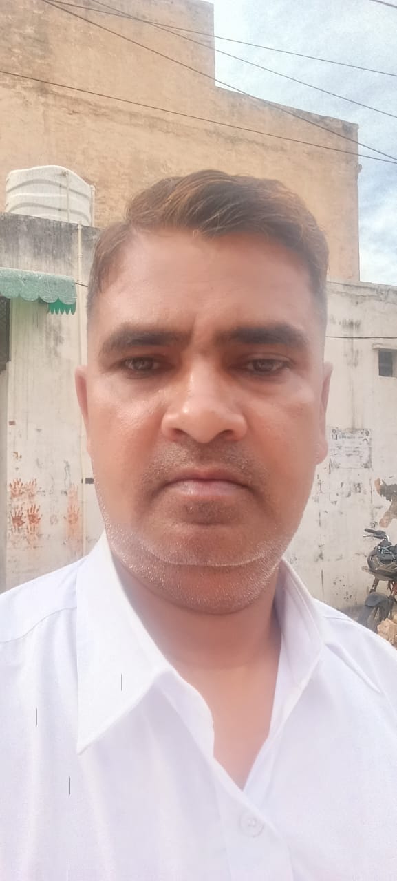 16-रोहतक के डीएलएफ कॉलोनी में एक दुकान पर ड्रेस खरीदते अभिभावक। संवाद