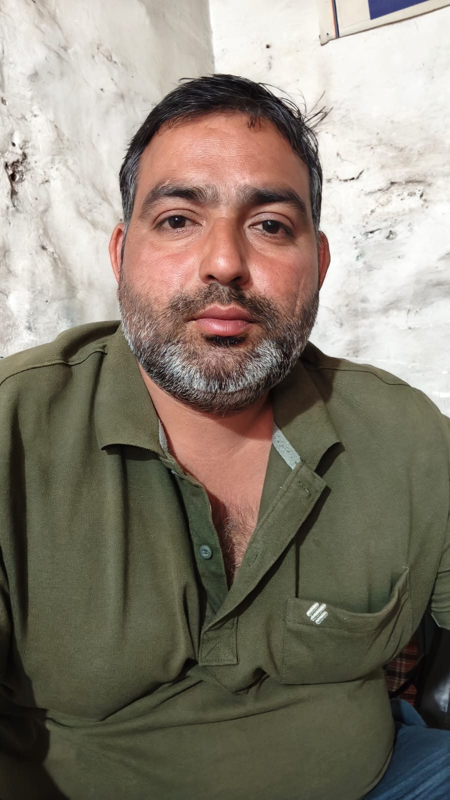 16-रोहतक के डीएलएफ कॉलोनी में एक दुकान पर ड्रेस खरीदते अभिभावक। संवाद