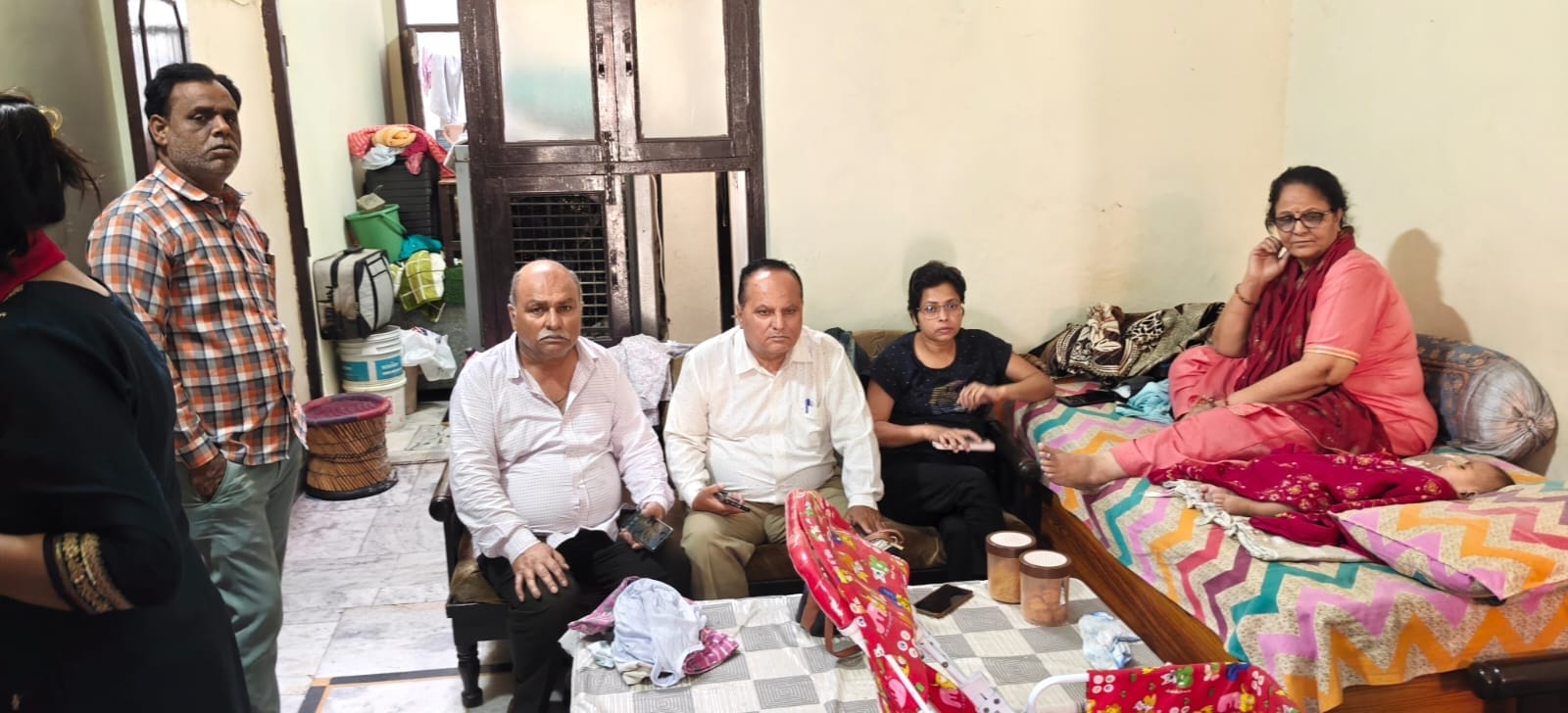 37-घनीपुरा स्थित मकान में धमाके के बाद टूटी दीवार दिखाता राज कुमार। संवाद 37-घनीपुरा स्थित मकान में धमाके के बाद टूटी दीवार दिखाता राज कुमार। संवाद