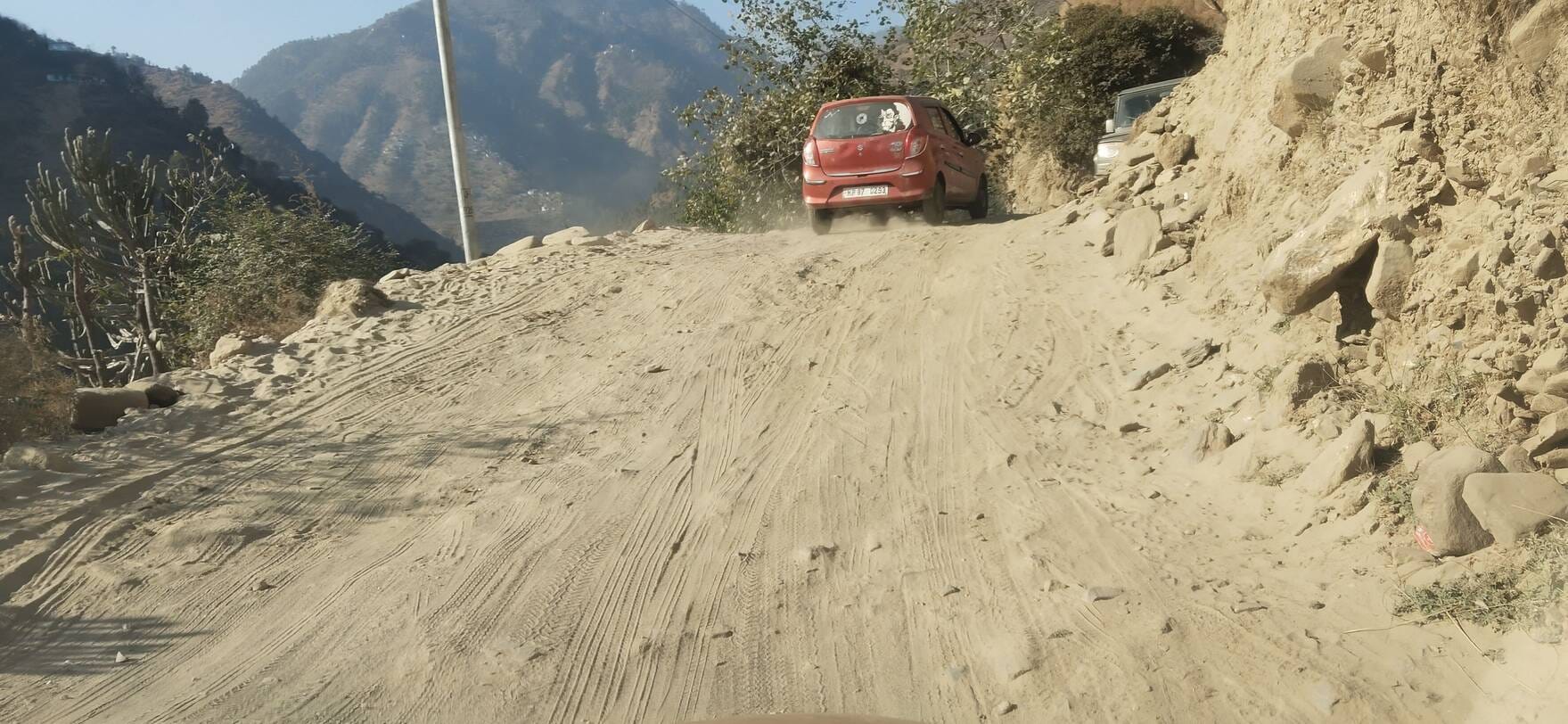 आनी की मुंडदल सड़क पर गिरे मलबा नहीं हटा पाया लोक निर्माण विभाग। संवाद आनी की मुंडदल सड़क पर गिरे मलबा नहीं हटा पाया लोक निर्माण विभाग। संवाद