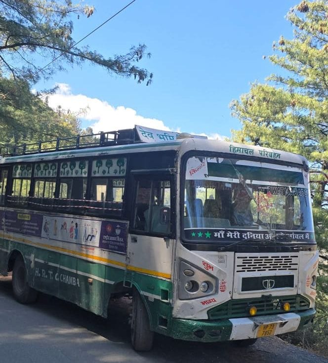 आधे रास्ते खराब खड़ी सलूणी की एचआरटीसी की बस: जागरूक पाठक