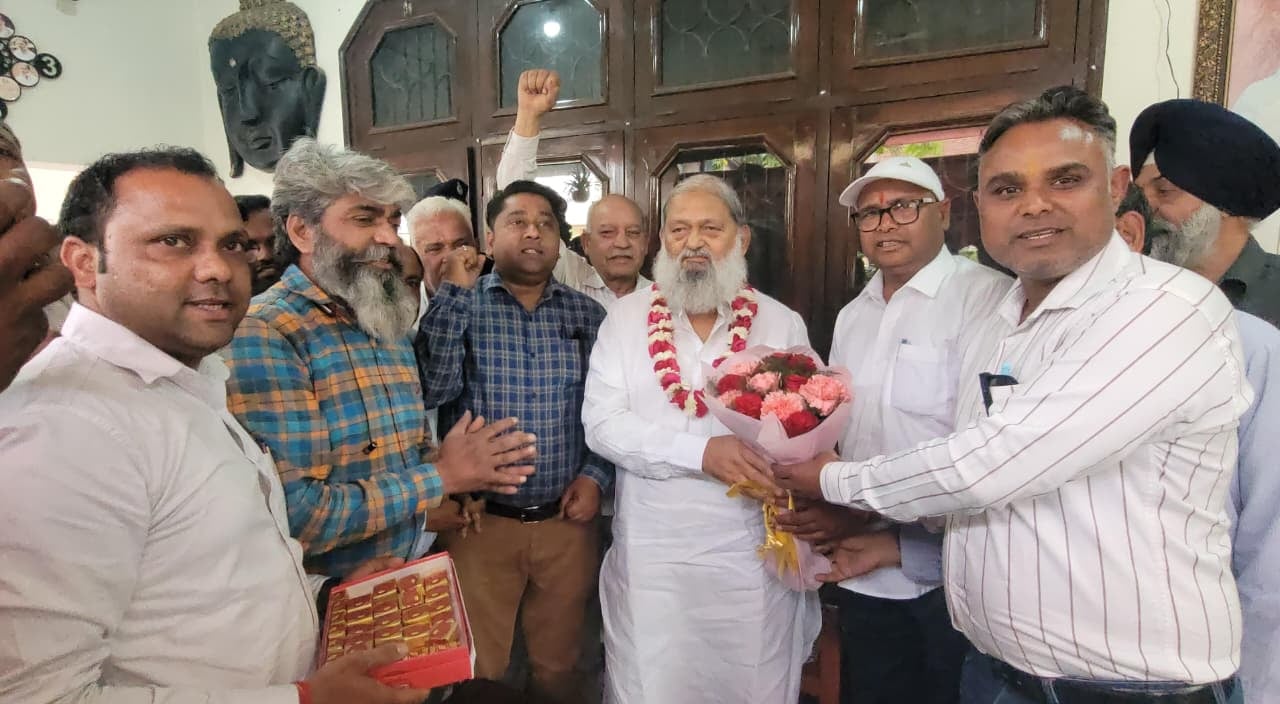 अंबाला छावनी में शास्त्री कॉलोनी आवास पर कैबिनेट मंत्री का अभिनंदन करते कार्यकर्ता। प्रवक्ता