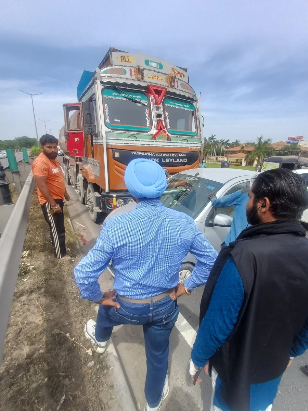अंबाला सिटी के डडियाना में हादसे के बाद खेतों में उतरी कार: सोशल मीडिया