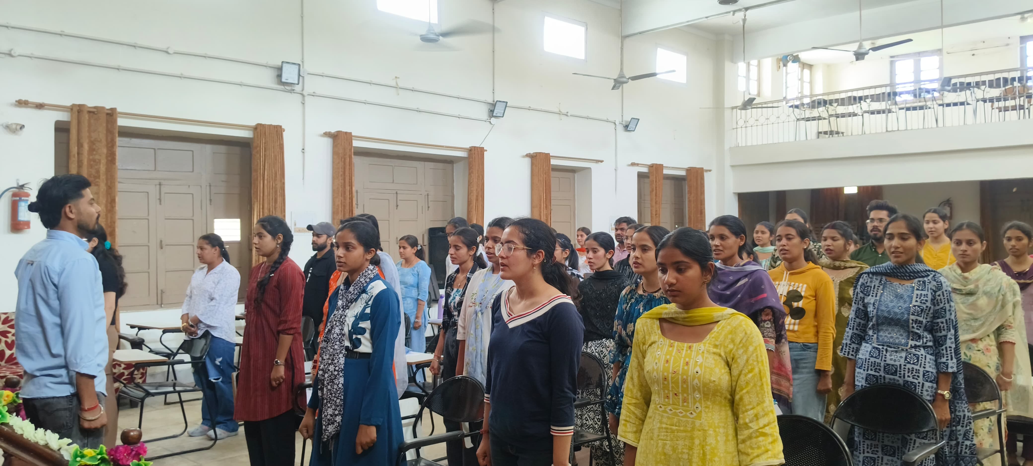 अंबाला सिटी के सोहनलाल डीएवी कॉलेज में कार्यक्रम के दौरान मौजूद छात्राएं। प्रवक्ता