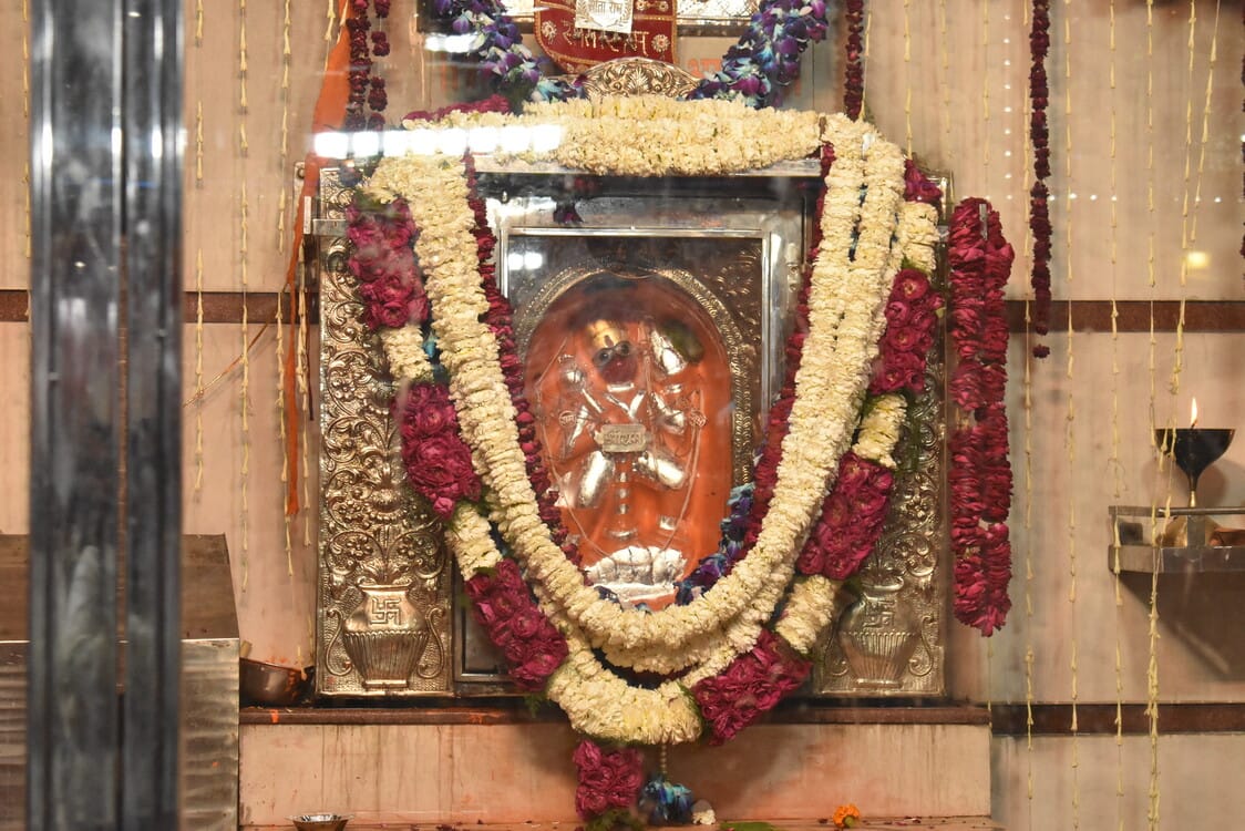अमर उजाला ....हनुमान जयंती के पूर्व संध्या पर सदर चौक स्थित हनुमान मंदिर में पूजन पाठ करते श्रद अमर उजाला ....हनुमान जयंती के पूर्व संध्या पर सदर चौक स्थित हनुमान मंदिर में पूजन पाठ करते श्रद