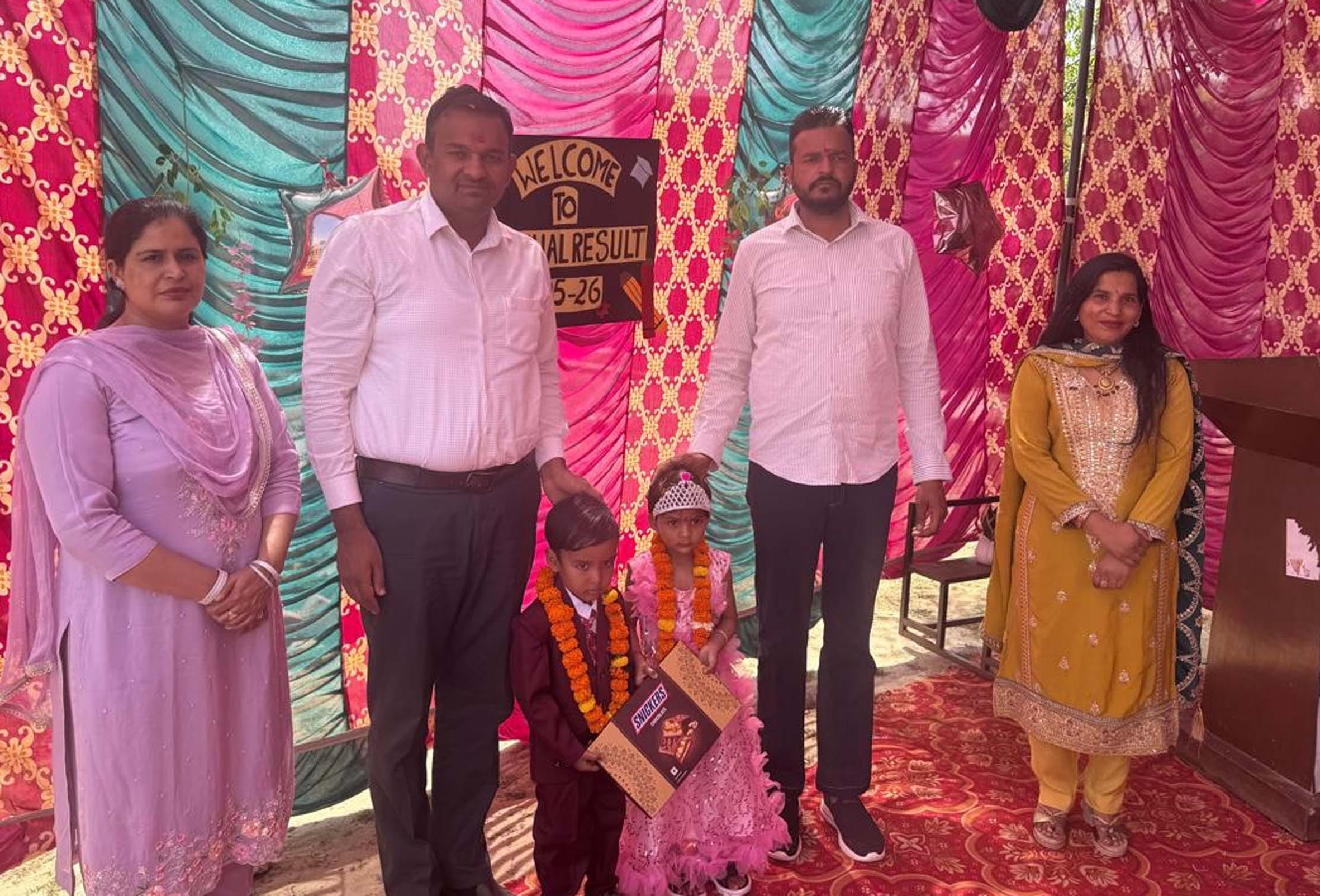 बच्चों को पुरस्कृत करते हुए अनिल संधू व अमन संधू। स्कूल बच्चों को पुरस्कृत करते हुए अनिल संधू व अमन संधू। स्कूल