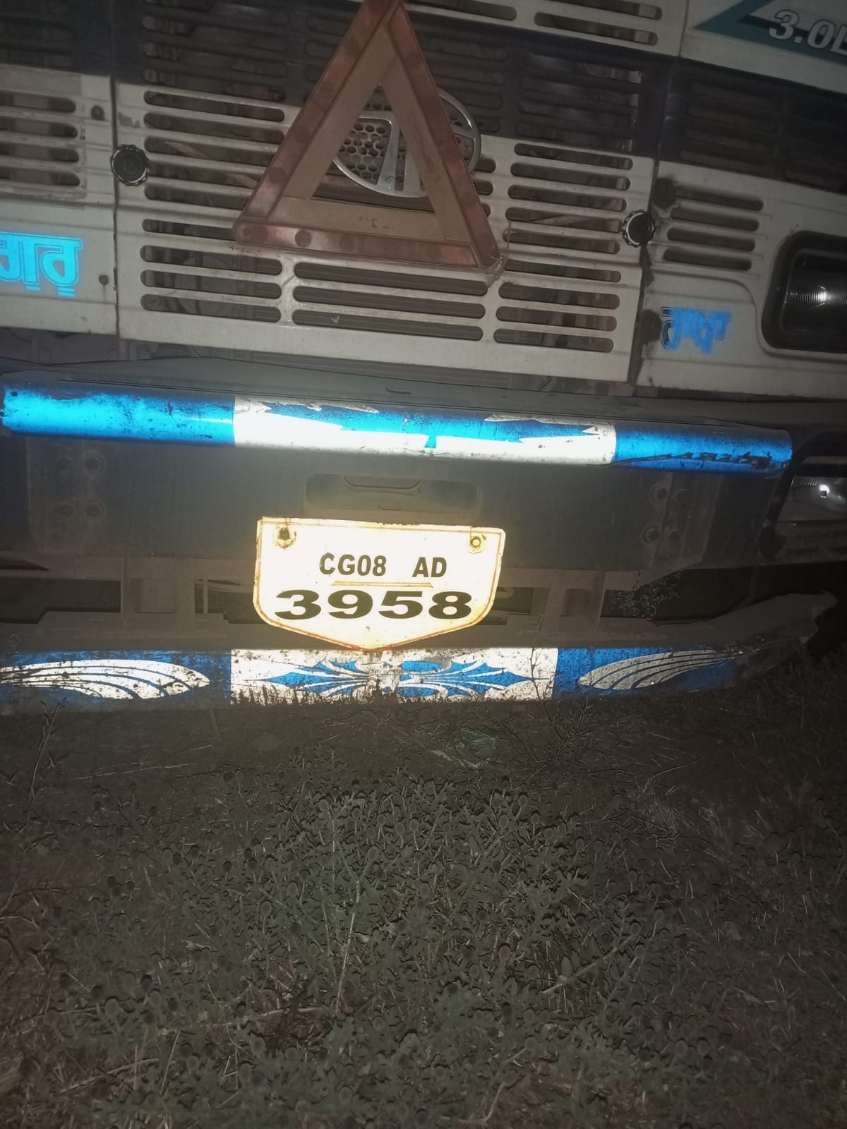 बोहारडीह में बेकाबू ट्रक ने घर में घुसकर ग्रामीण को कुचला, टीन शेड के उड़े परखच्चे