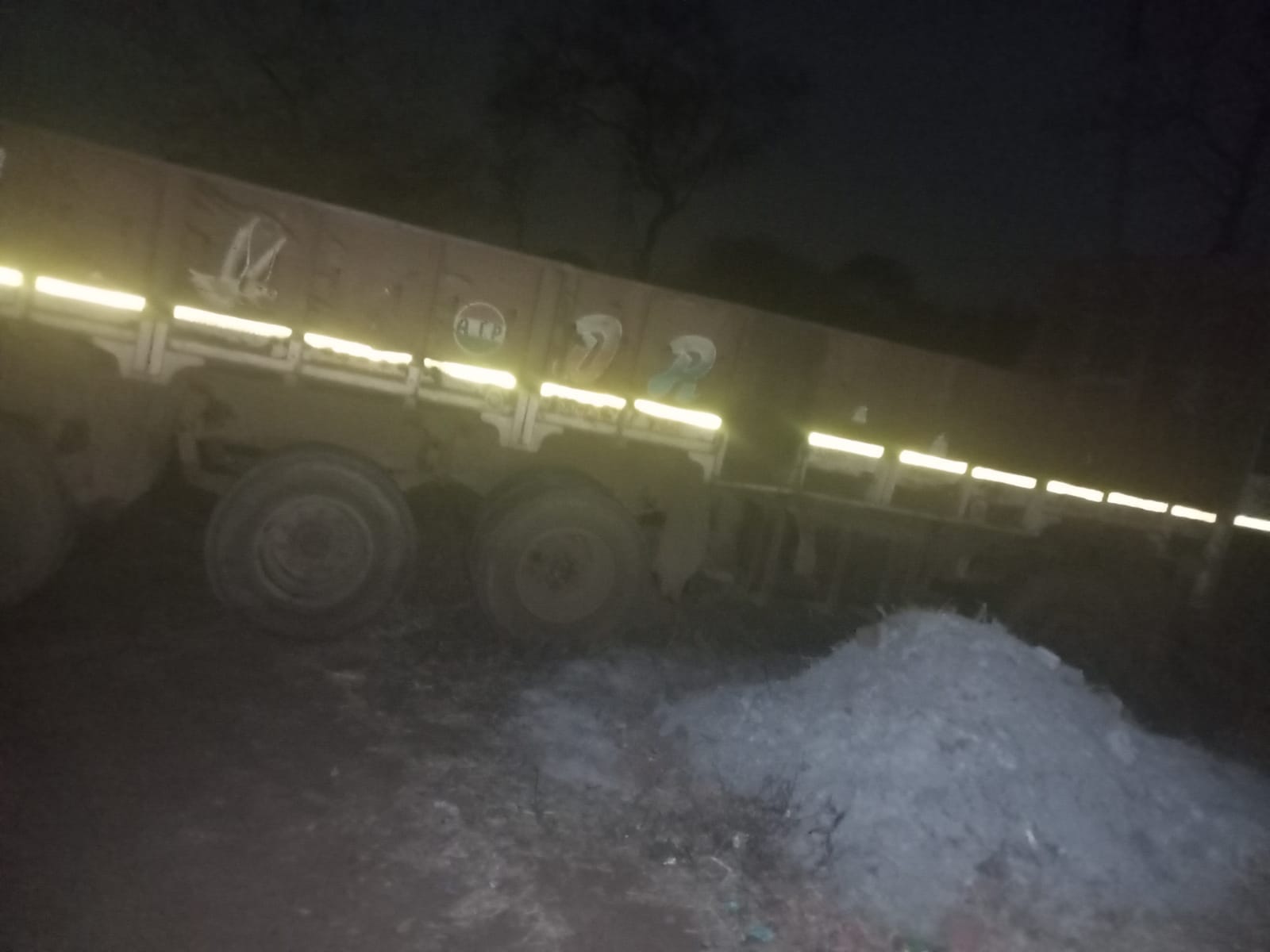 बोहारडीह में बेकाबू ट्रक ने घर में घुसकर ग्रामीण को कुचला, टीन शेड के उड़े परखच्चे