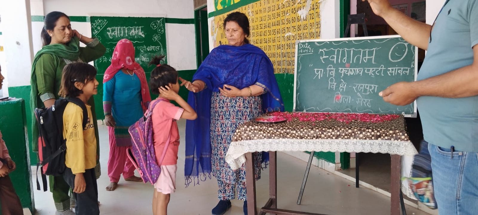 भावनपुर थाना के पंचगांव पटटी सावंल में स्कूली बच्चो का स्वागत करते शिक्षक