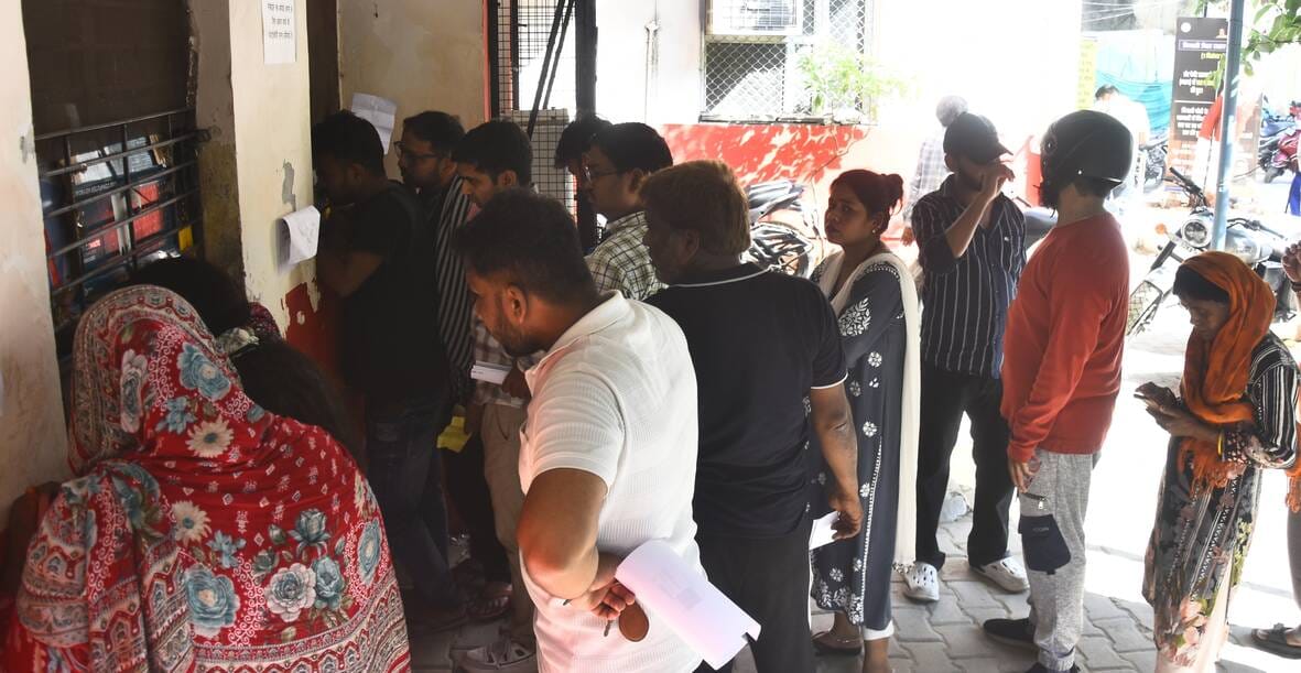 बिजली का बकाया बिल जमा करने पहुंचे उपभोक्ता। बिजली का बकाया बिल जमा करने पहुंचे उपभोक्ता।