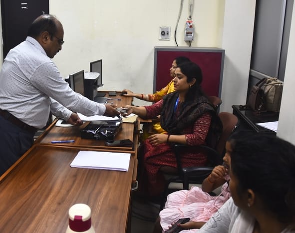 बिजली का बकाया बिल जमा करने पहुंचे उपभोक्ता। बिजली का बकाया बिल जमा करने पहुंचे उपभोक्ता।