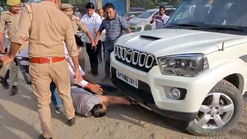 बिजनौर मे विदुर कुटी रोड पर आरा मशीन के पास पूर्व सांसद भारतेंद्र सिंह के गाड़ी के आगे कूदता आ बिजनौर मे विदुर कुटी रोड पर आरा मशीन के पास पूर्व सांसद भारतेंद्र सिंह के गाड़ी के आगे कूदता आ