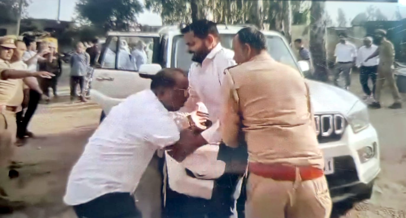 बिजनौर मे विदुर कुटी रोड पर आरा मशीन के पास पूर्व सांसद भारतेंद्र सिंह के गाड़ी के आगे कूदता आ बिजनौर मे विदुर कुटी रोड पर आरा मशीन के पास पूर्व सांसद भारतेंद्र सिंह के गाड़ी के आगे कूदता आ