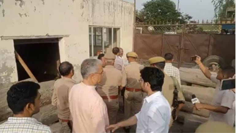 बिजनौर मे विदुर कुटी रोड पर आरा मशीन के पास पूर्व सांसद भारतेंद्र सिंह के गाड़ी के आगे कूदता आ बिजनौर मे विदुर कुटी रोड पर आरा मशीन के पास पूर्व सांसद भारतेंद्र सिंह के गाड़ी के आगे कूदता आ