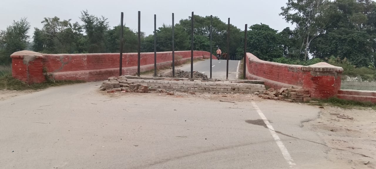 डगा पुल पर बंद पड़ा आवागम। संवाद डगा पुल पर बंद पड़ा आवागम। संवाद