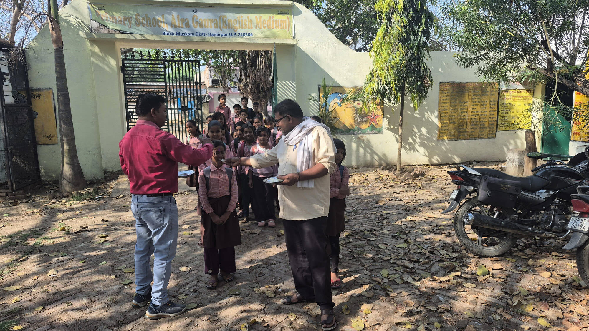 फोटो 01 एचएएमपी 13- टेढ़ा विद्यालय में बच्चों का स्वागत करते शिक्षक। स्रोत- विद्यालय फोटो 01 एचएएमपी 13- टेढ़ा विद्यालय में बच्चों का स्वागत करते शिक्षक। स्रोत- विद्यालय