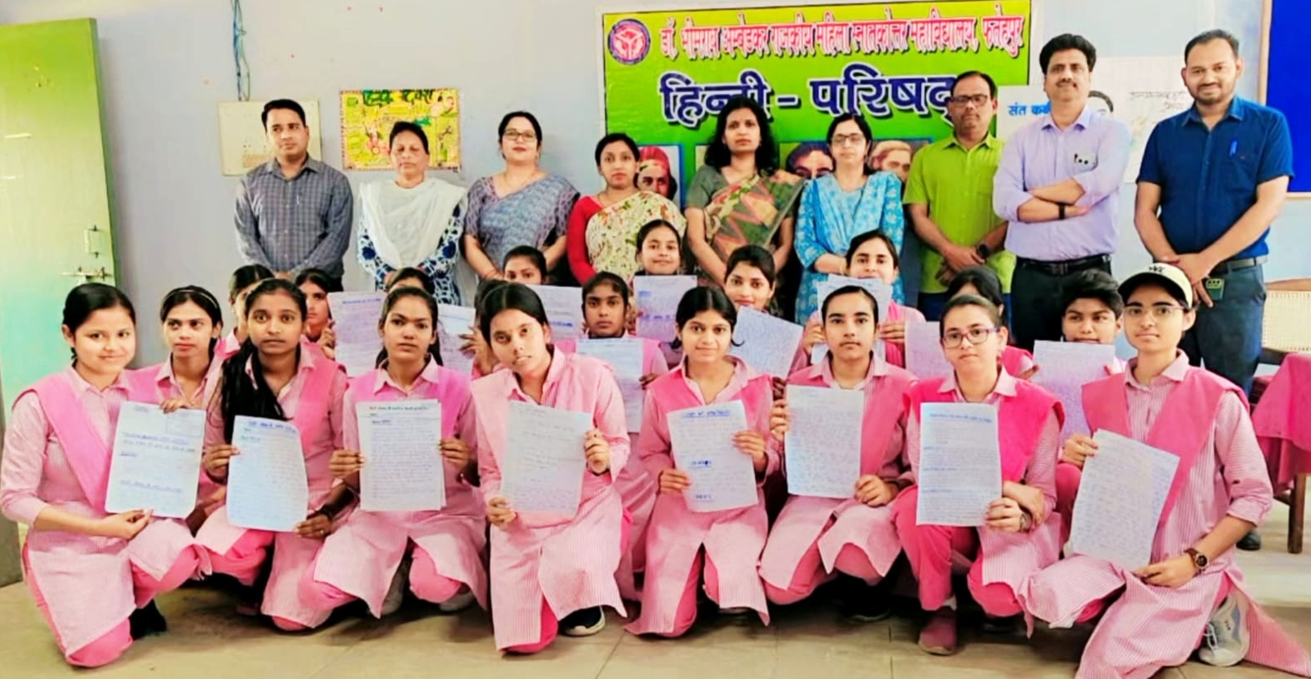 फोटो-08-प्रमाण पत्र के साथ छात्राएं साथ में महाविद्यालय की प्रोफेसर। स्रोत.स्वयं