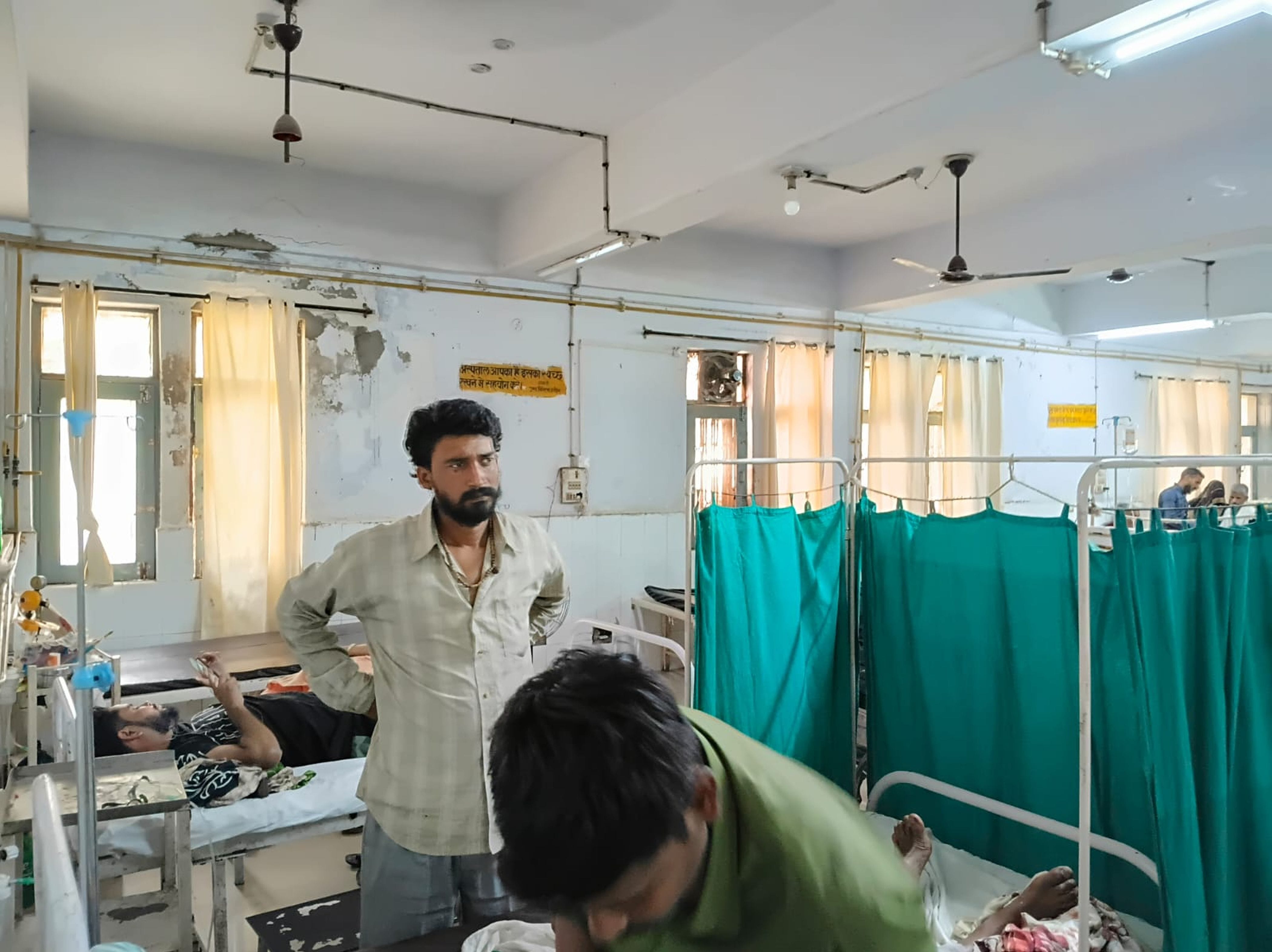 फोटो-10-जिला अस्पताल में जनरल वार्ड के बंद पंखे। संवाद