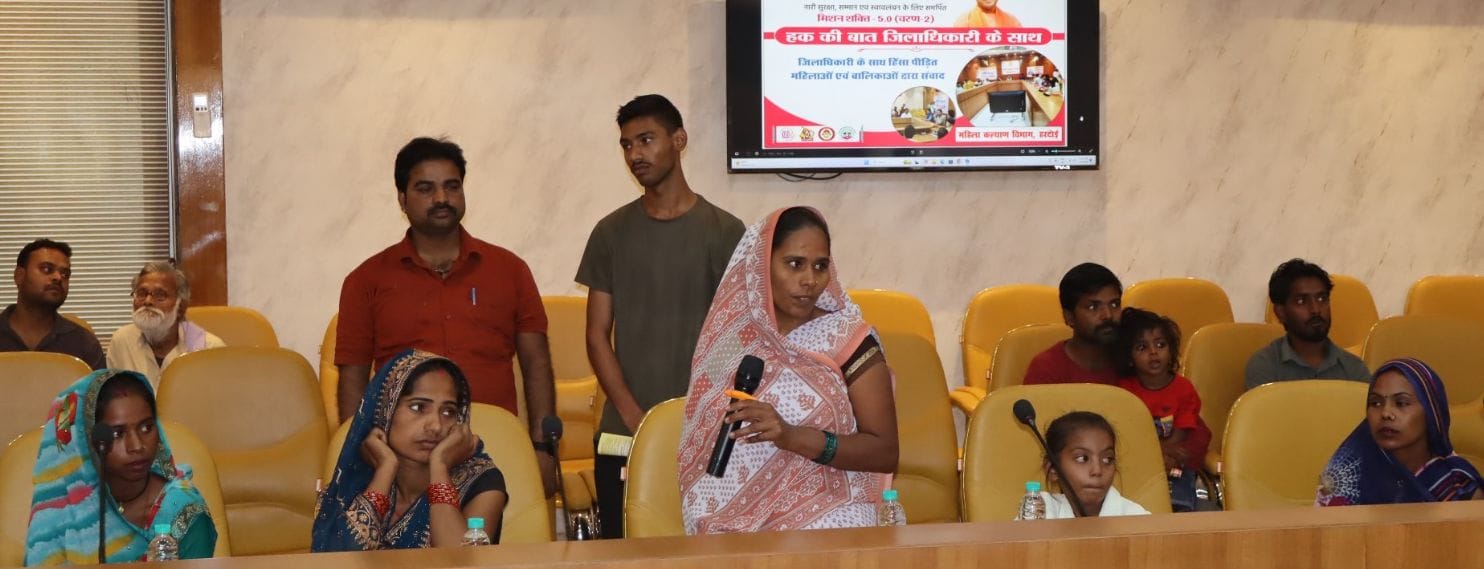 फोटो 12: हक की बात कार्यक्रम में मौजूद में बाएं से सीडीओ सान्या छाबड़ा, डीएम अनुनय झा, एसपी एके