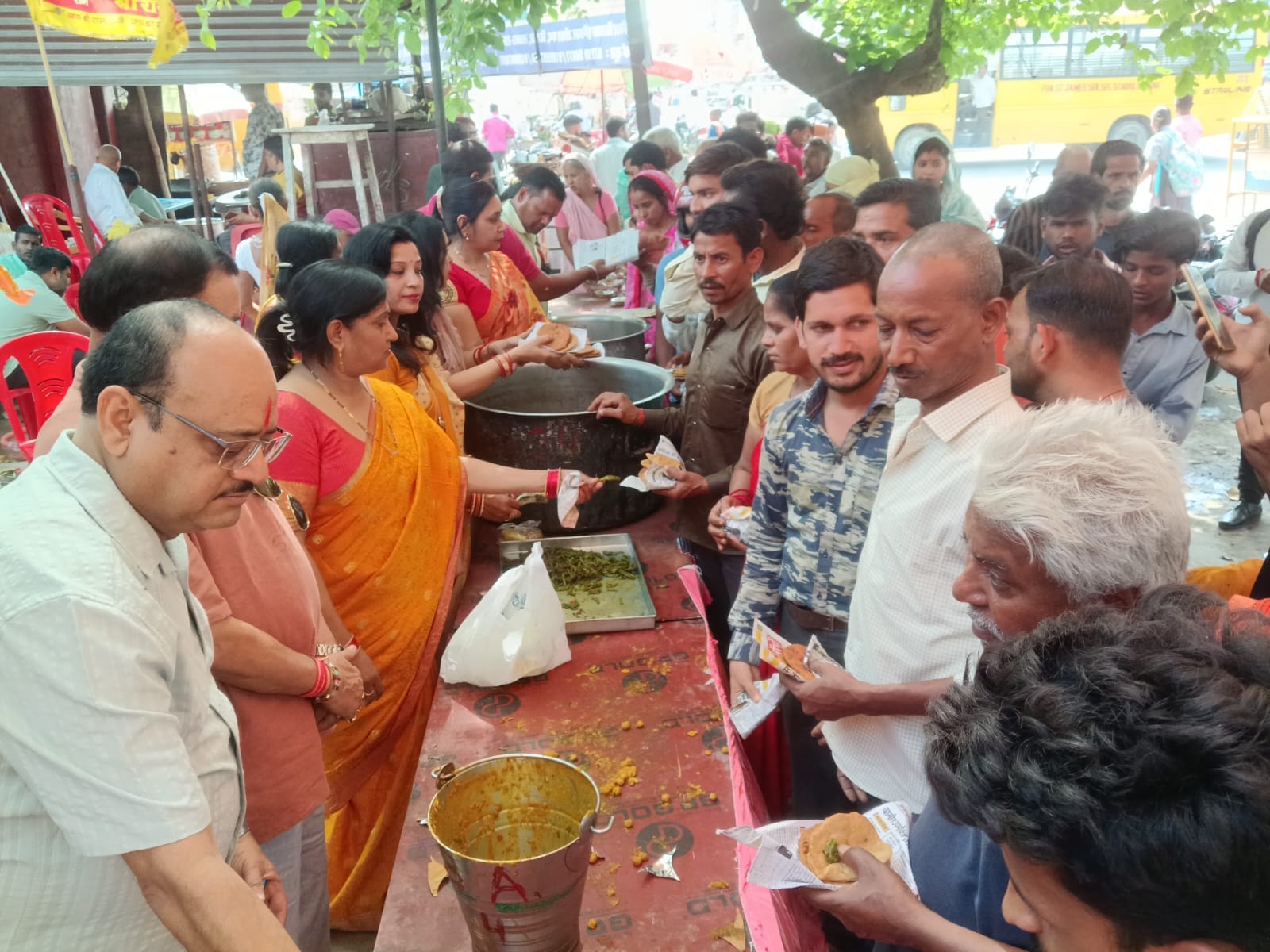 फोटो 14: श्रीरामजानकी मंदिर में भगवान श्री हनुमान जी की मूर्ति की आरती करते पुजारी मैथिलीशरण श