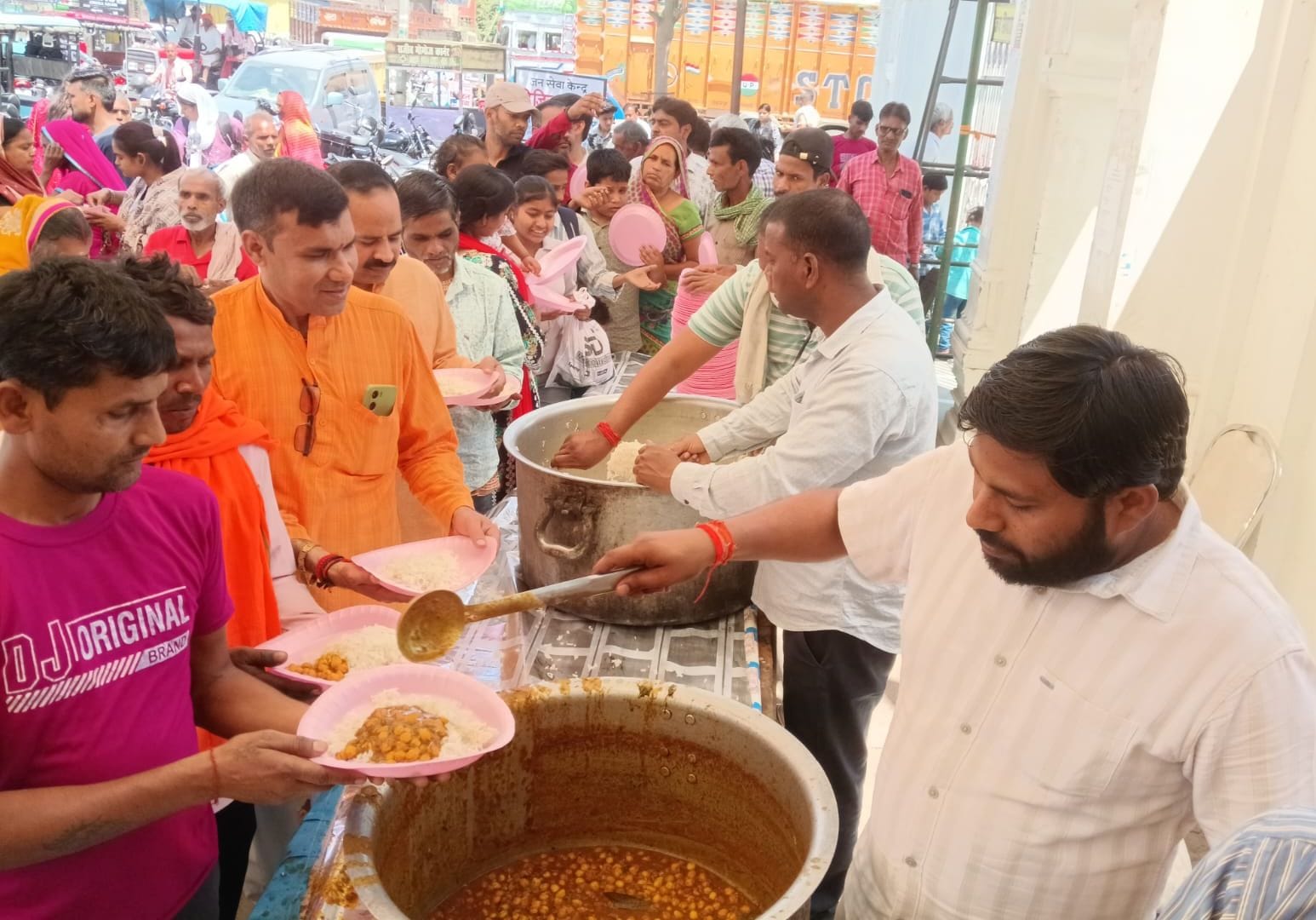 फोटो 14: श्रीरामजानकी मंदिर में भगवान श्री हनुमान जी की मूर्ति की आरती करते पुजारी मैथिलीशरण श