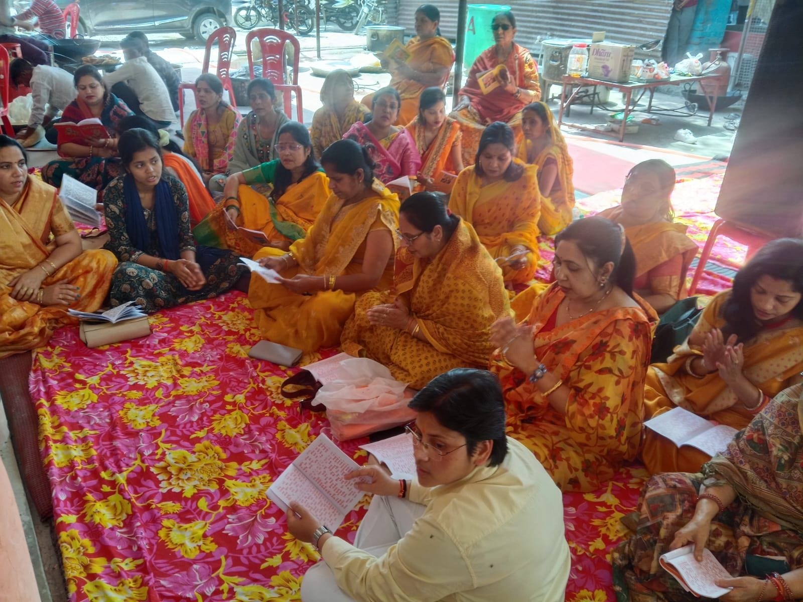 फोटो 14: श्रीरामजानकी मंदिर में भगवान श्री हनुमान जी की मूर्ति की आरती करते पुजारी मैथिलीशरण श