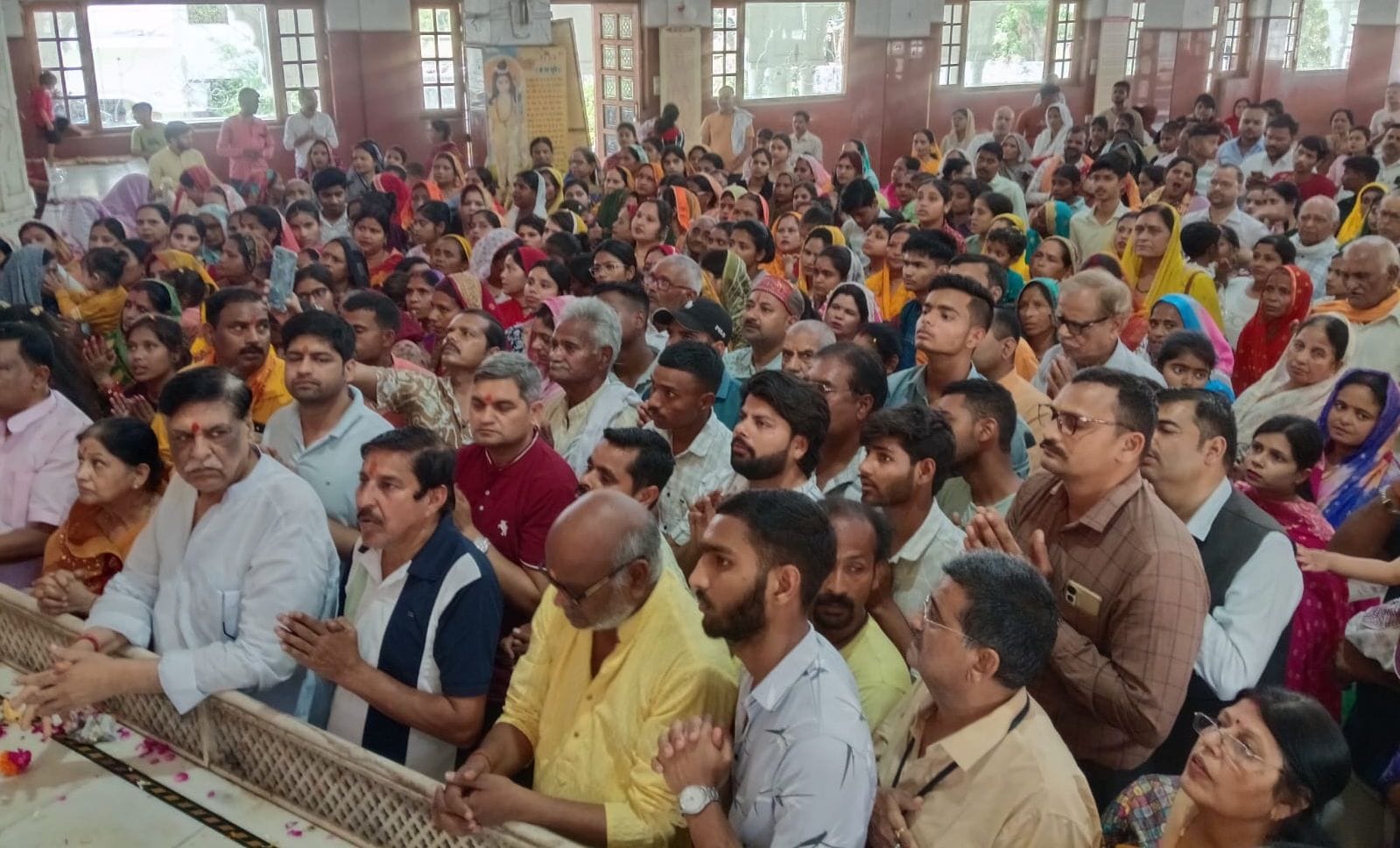 फोटो 14: श्रीरामजानकी मंदिर में भगवान श्री हनुमान जी की मूर्ति की आरती करते पुजारी मैथिलीशरण श