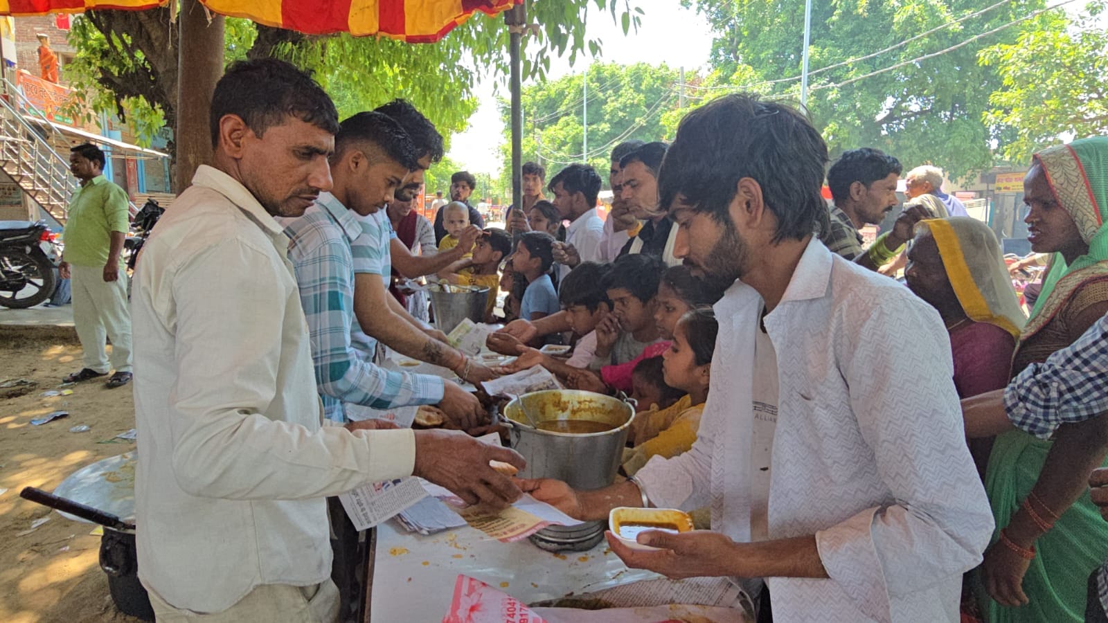 फोटो 14: श्रीरामजानकी मंदिर में भगवान श्री हनुमान जी की मूर्ति की आरती करते पुजारी मैथिलीशरण श